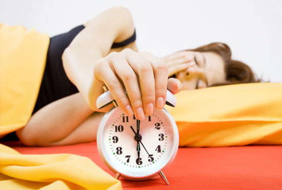 É difícil acordar quando o despertador toca? Começa o dia a acordar cansado?