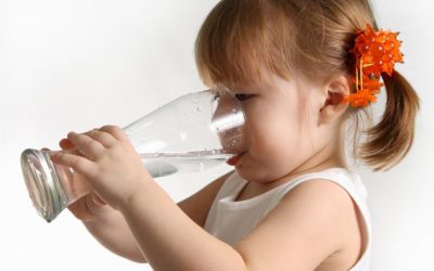 Porque beber água reduz o stress e porque não deve usar garrafas de plástico